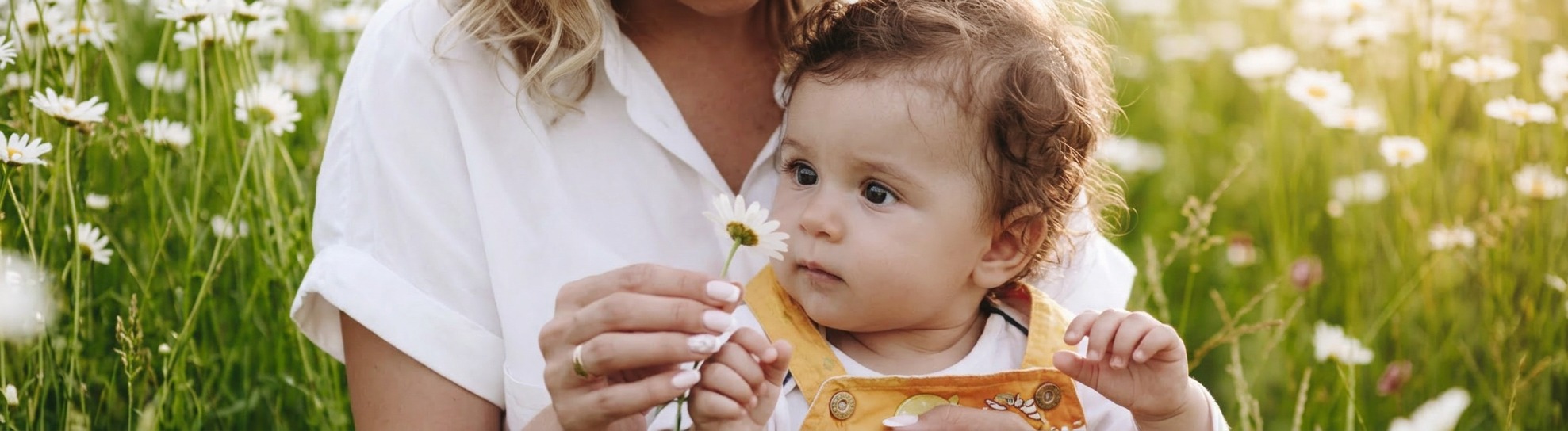 Mutter mit Baby im Kamillenfeld